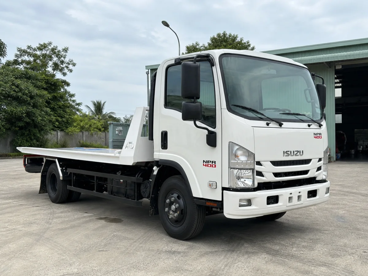 Xe cứu hộ sàn trượt Isuzu NPR400 nhìn từ góc trước tại bãi kỹ thuật