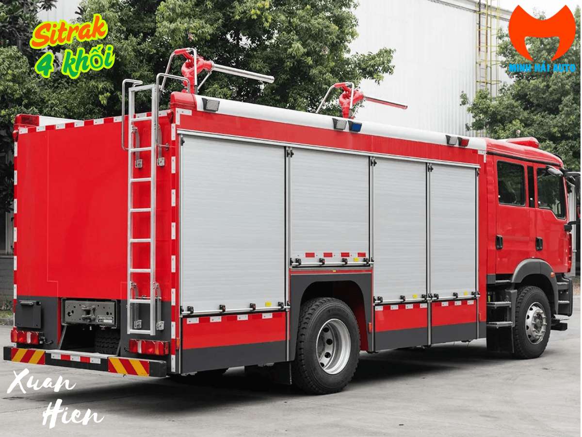 Góc sau xe chữa cháy bột Sitrak với khoang thiết bị hai bên