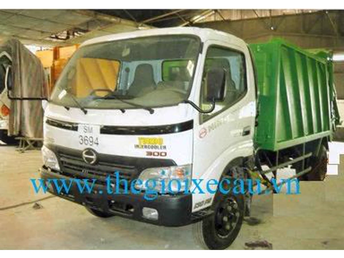 Xe cuốn ép rác Hino WU thùng 4 khối nhìn góc trước