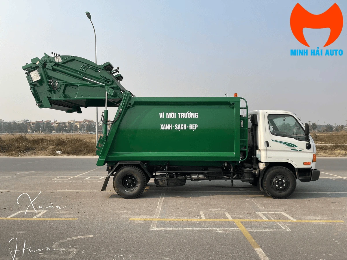 Xe ép rác Hyundai 110SP 9 khối nhìn ngang với cửa hậu nâng lên, thấy rõ cụm cuốn ép phía sau thùng