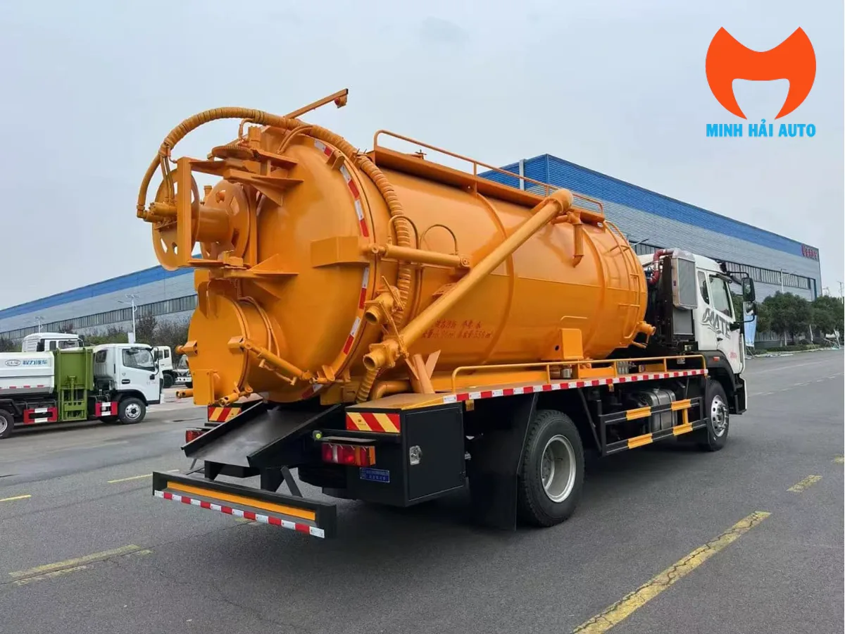 Phía sau xe hút bể phốt HOWO 8 khối và cụm bồn