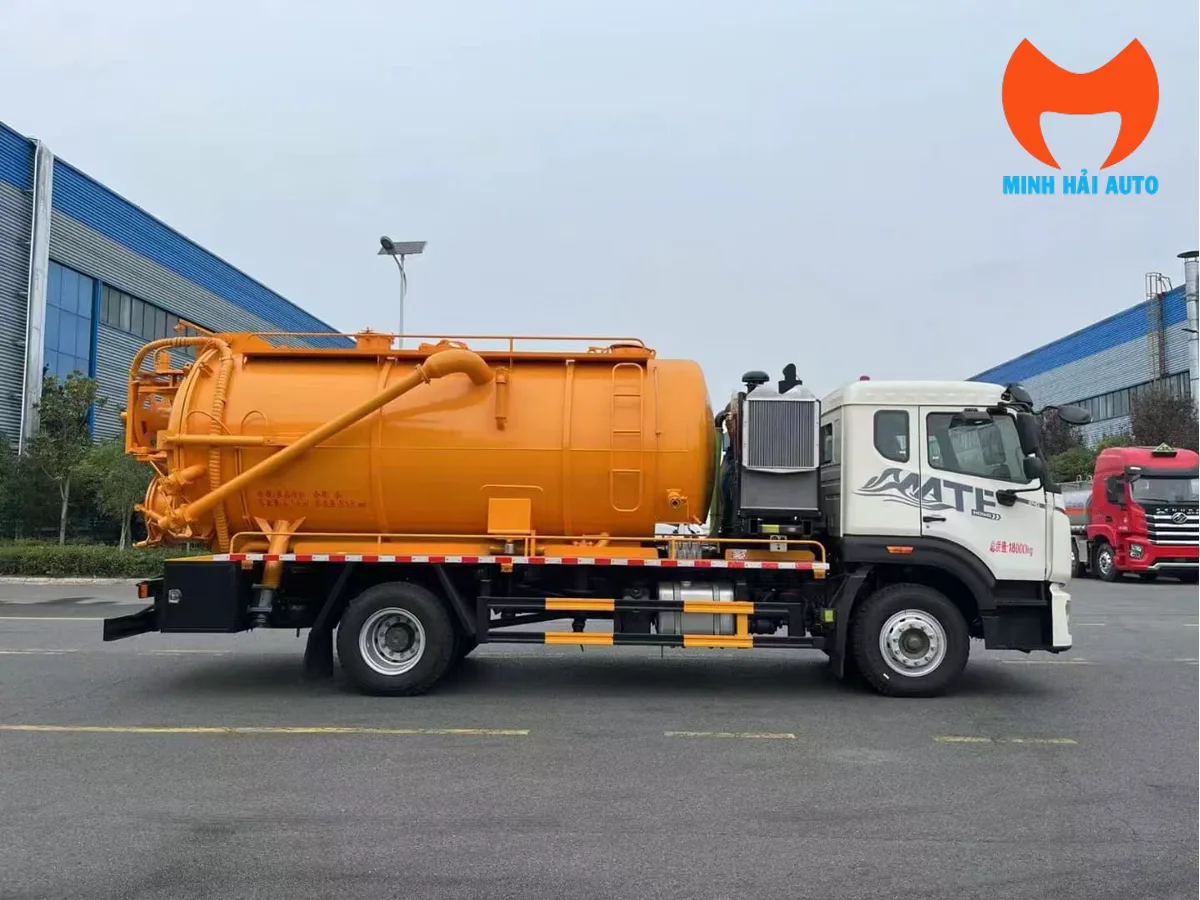 Xe hút bể phốt HOWO 8 khối nhìn ngang với bồn màu cam