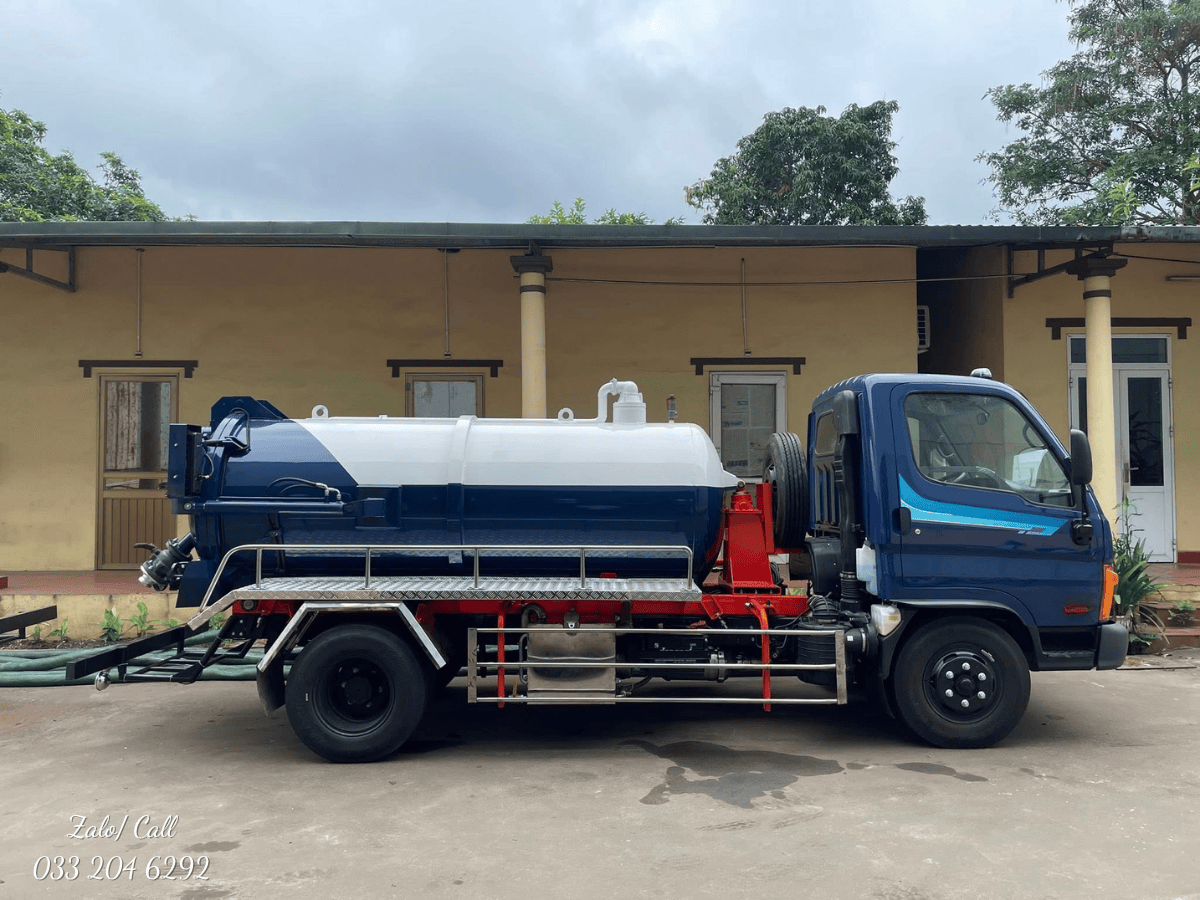 Cận cảnh hệ thống bồn chứa và cụm van xả đáy xe hút chất thải Hyundai HD700