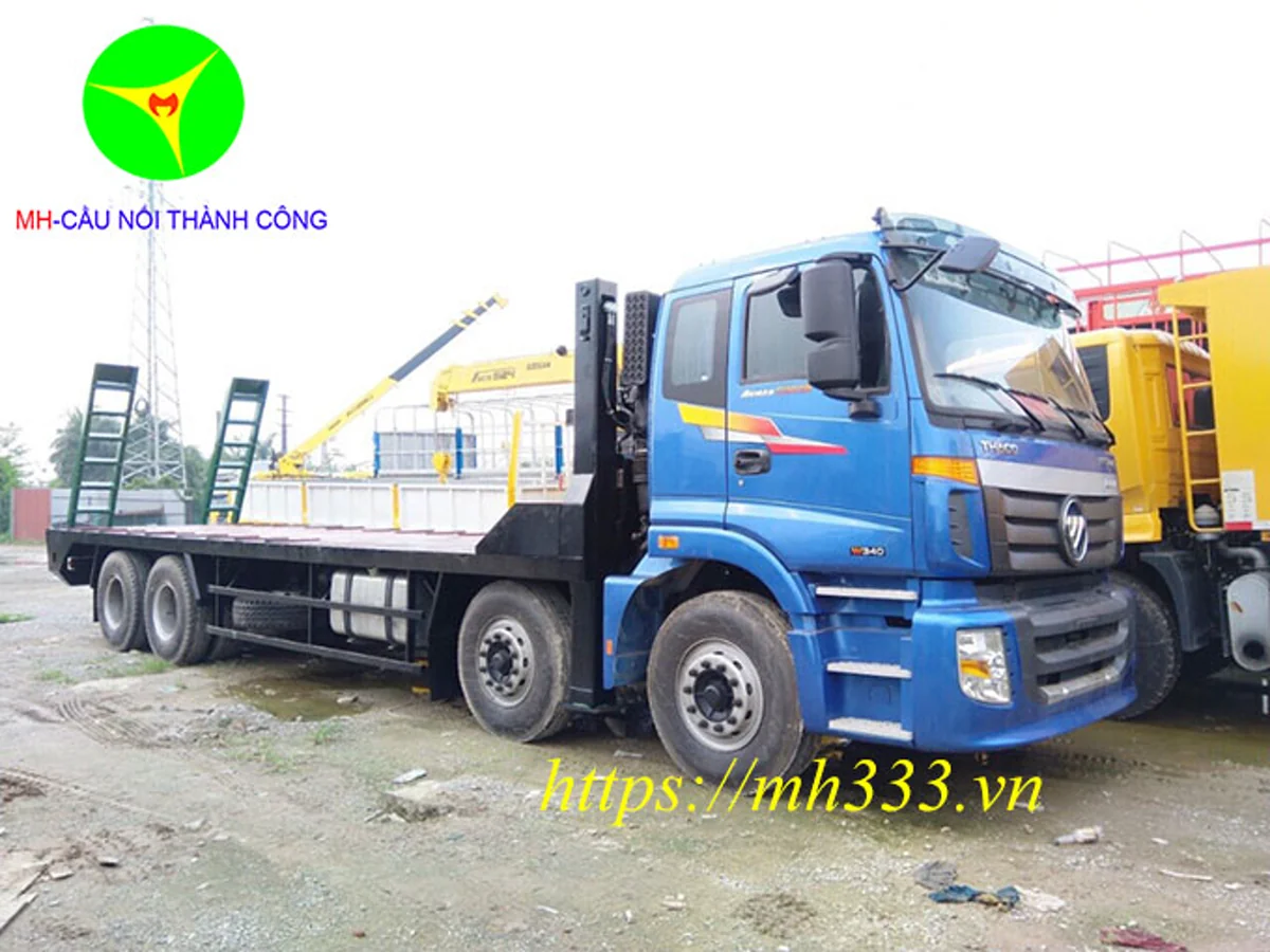 Xe nâng đầu Thaco Auman C300B 4 chân cabin xanh, sàn chở máy và cầu dẫn phía sau