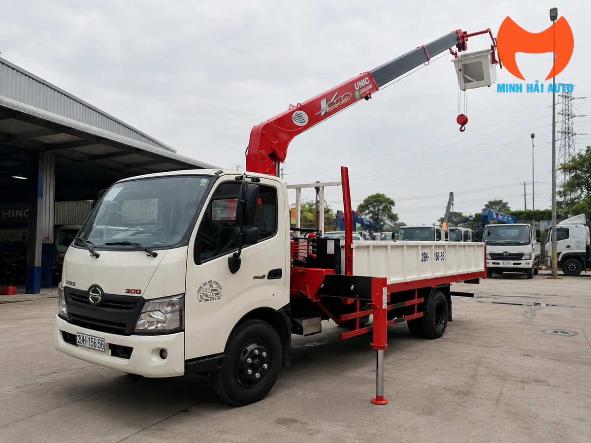 xe-nang-nguoi-14m-gan-cau-unic-co-gio-nang