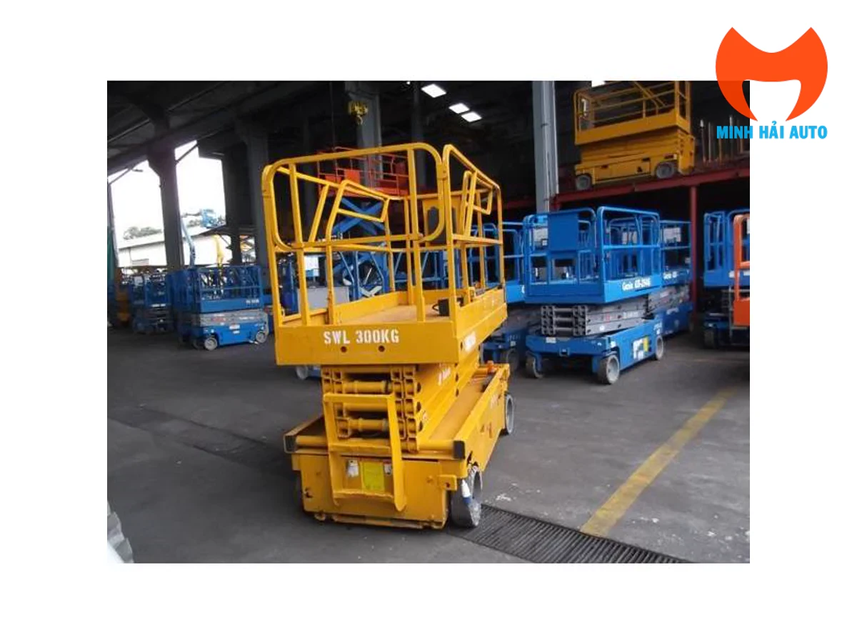 Xe nâng người tự hành dạng cắt kéo 16 m trong khu vực thiết bị