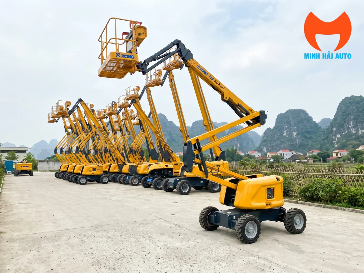 Xe nâng người 16m vươn ngang vượt mái che công trình