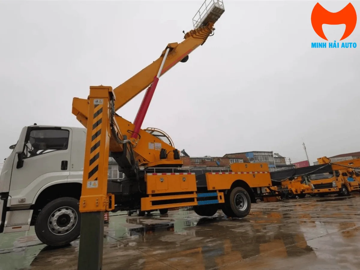 Xe nâng người 40m Shacman L3000 240HP cần lồng 8 đoạn, gầu 200 kg