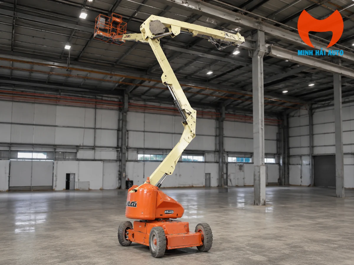 Boomlift điện JLG N40E làm việc trong nhà xưởng