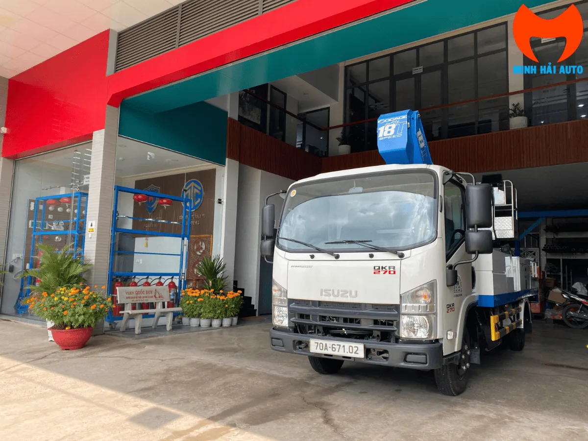 Xe nâng người Isuzu Socage 18T SPEED nhìn từ phía trước