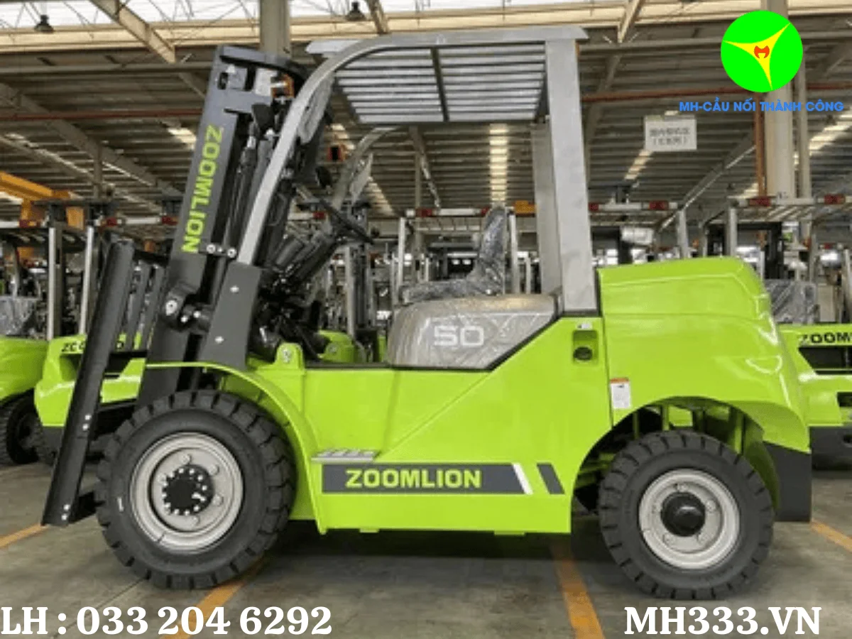 Xe nâng hàng Zoomlion màu xanh có ký hiệu 50, nhìn ngang tại nhà xưởng