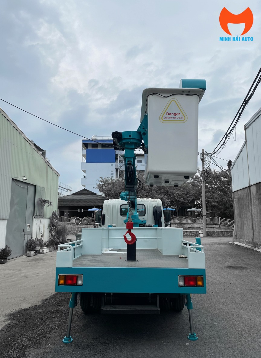 Giỏ nâng và chân chống của ô tô nâng người
