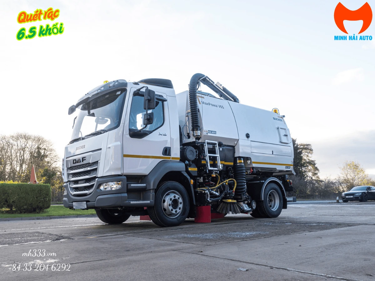 Xe quét đường Bucher MaxPowa V65 nhìn góc ba phần tư bên trái, thân xe in MaxPowa V65 và cabin DAF