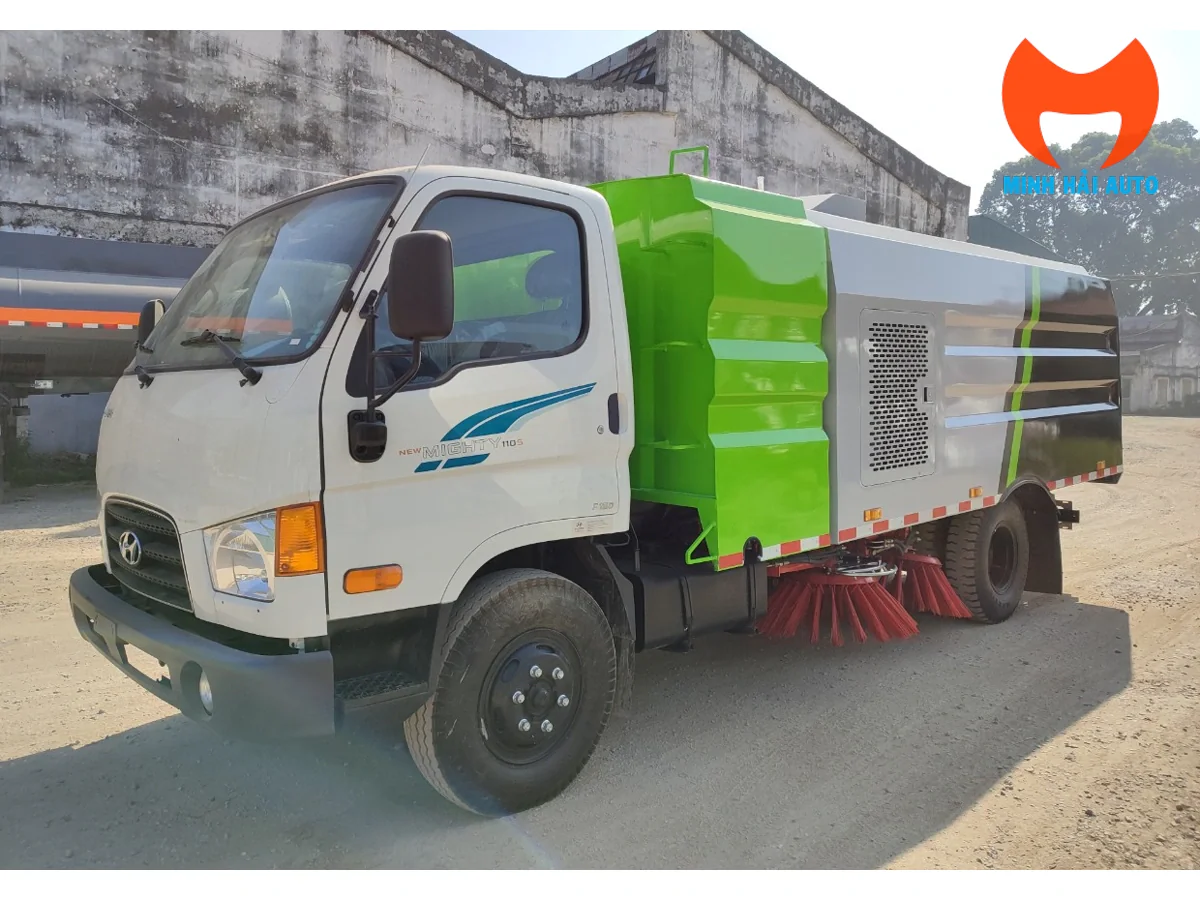 Xe quét đường Hyundai cabin trắng, thùng xanh bạc đen nhìn từ góc trước