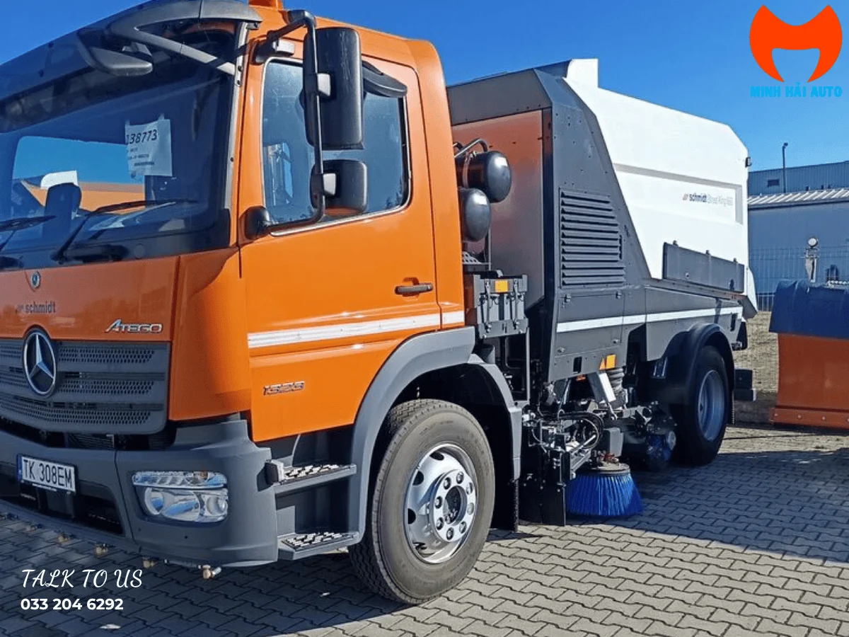 Xe quét đường Mercedes-Benz Atego 1323 màu cam với bộ quét Schmidt