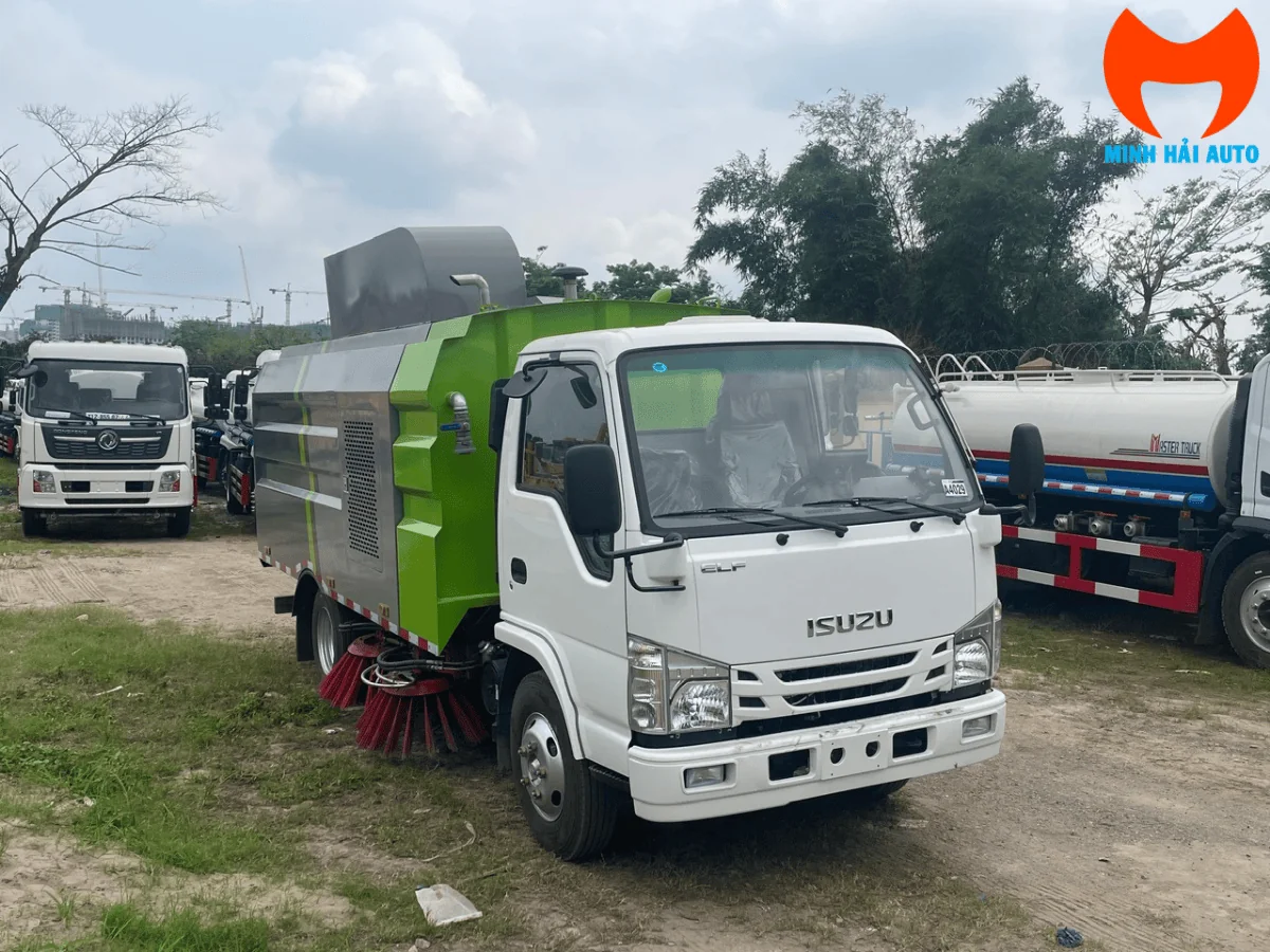 Xe quét đường ISUZU cabin trắng với bộ thùng màu xanh và các tấm ốp kim loại