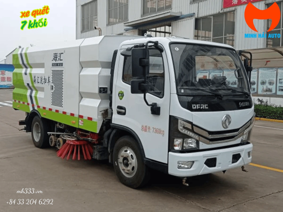 Xe quét rửa đường RHH5070TXSEQ6 nhìn góc ba phần tư phía trước, thùng có decal Haihui và cabin Dongfeng DFAC