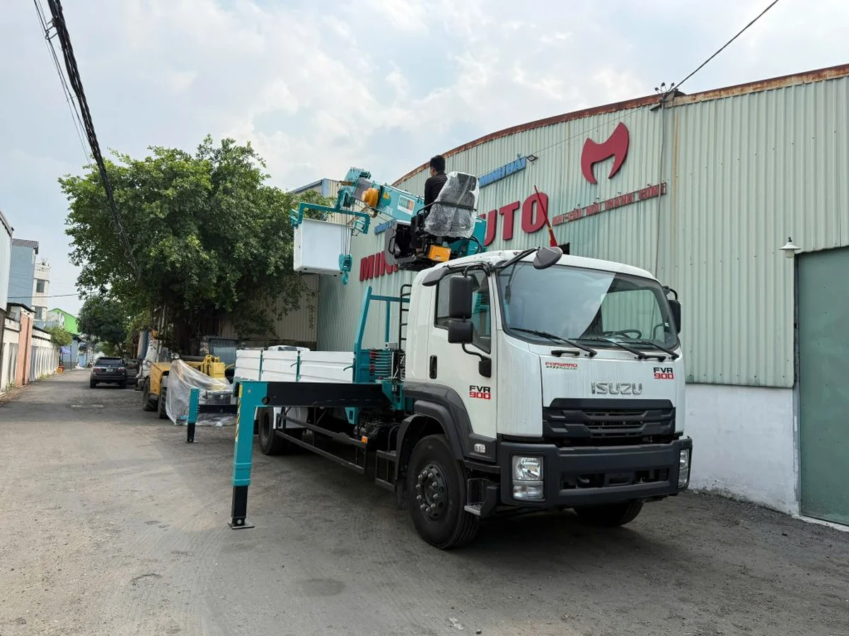 Xe tải cẩu có giỏ nâng người tại công trình