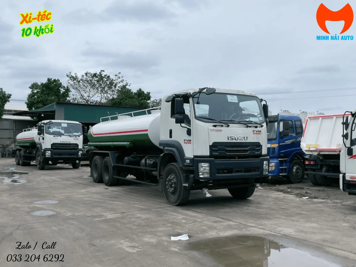 Xe téc phun nước Isuzu 10 khối FVM34TE5 màu trắng, téc trắng xanh lá, nhìn từ góc ba phần tư phía trước