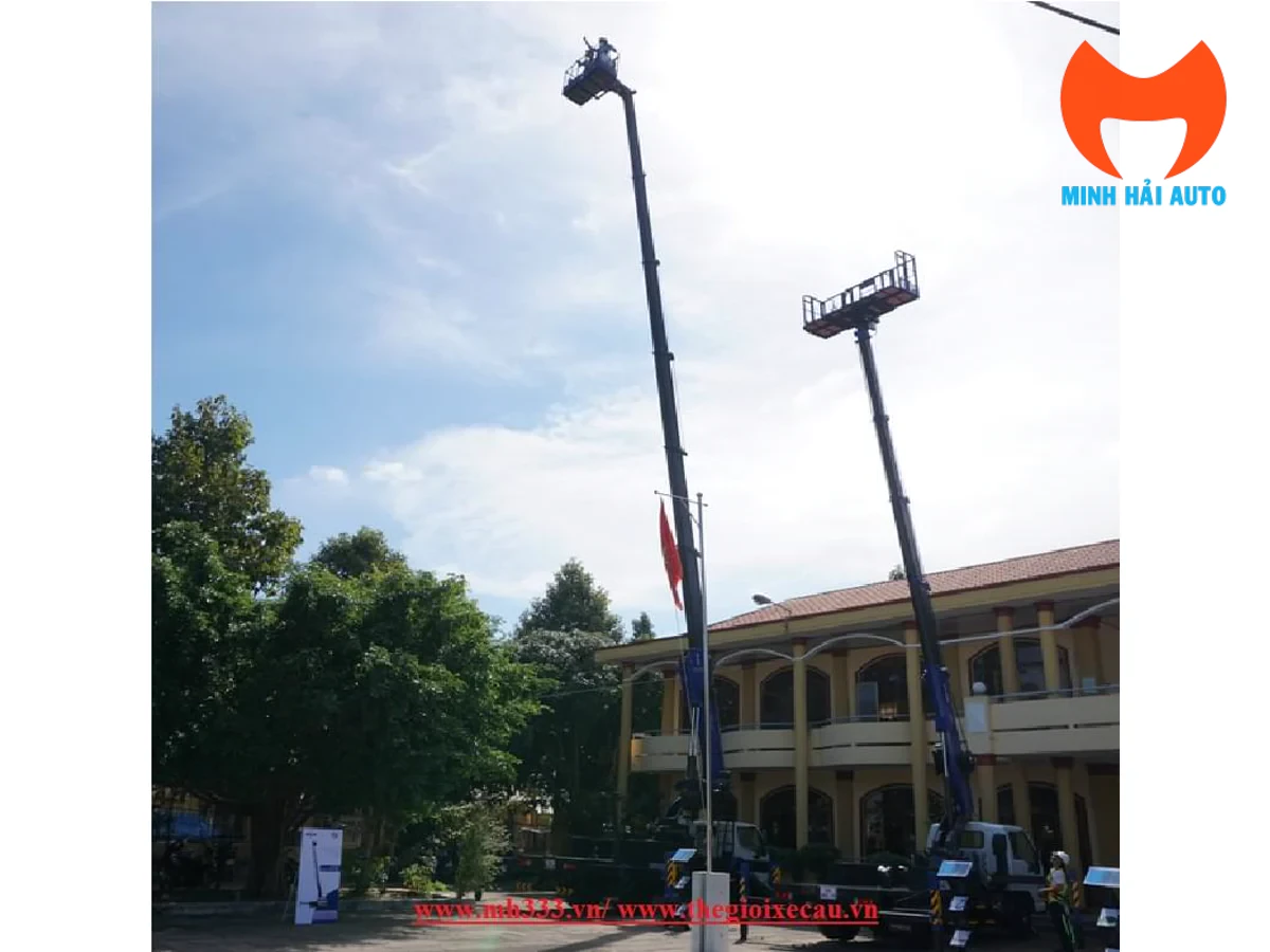 Xe thang nâng người Dasan 24 m nhìn tổng thể trên nền Hino