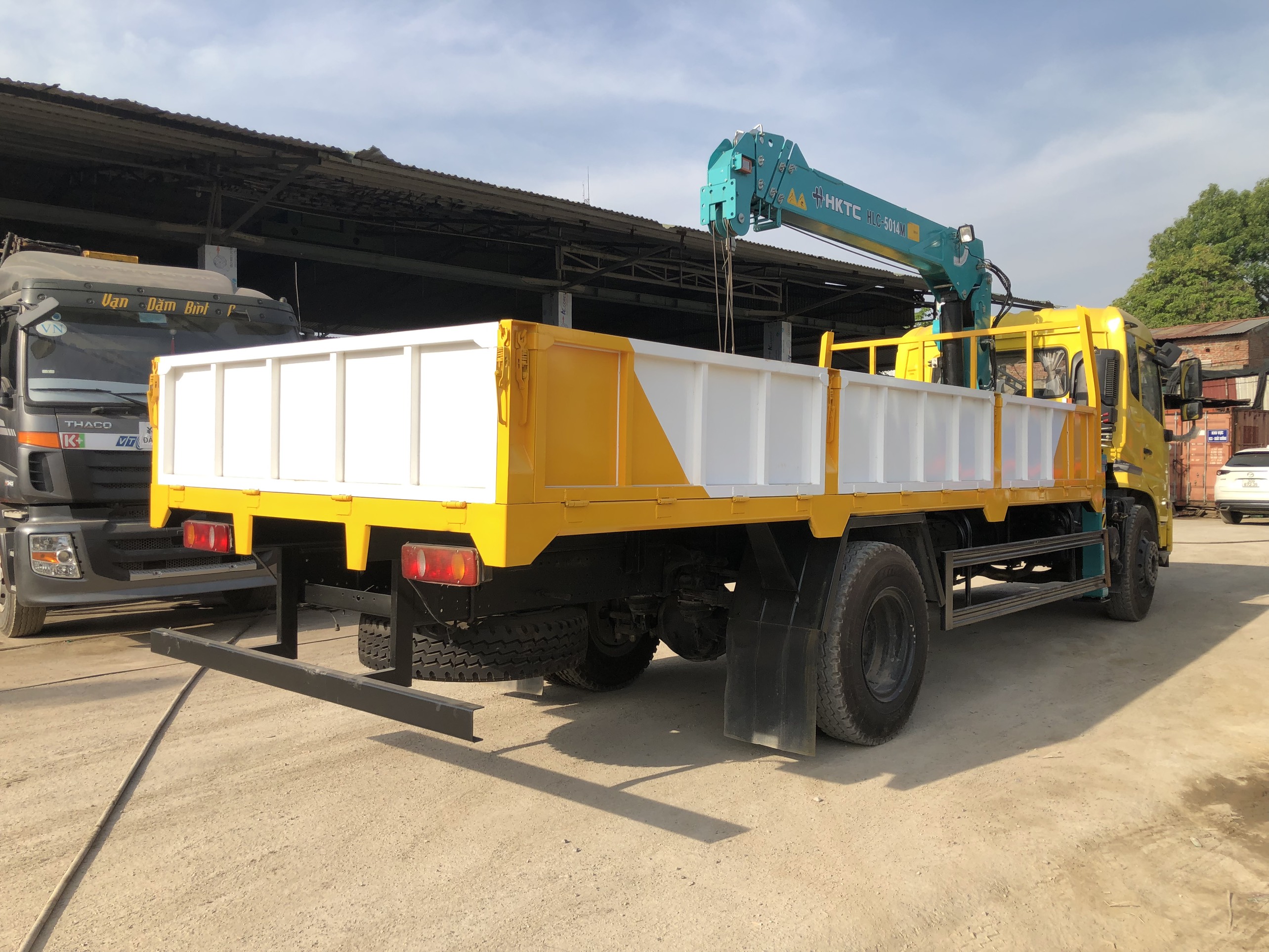 Thùng xe Dongfeng B180 gắn cẩu Hyundai HLC-5014 phục vụ chở hàng công trình