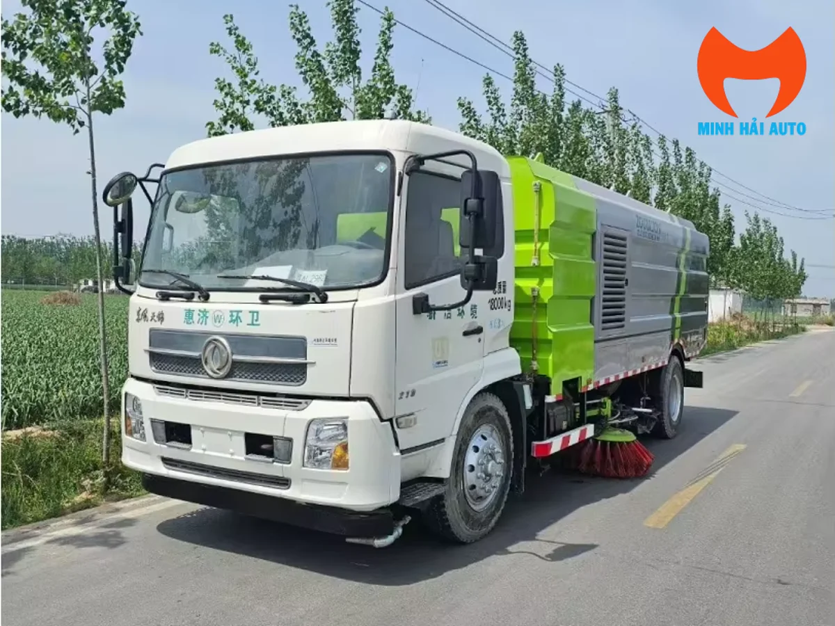 Xe quét đường Zoomlion cabin trắng, thân xám xanh nhìn từ góc phía trước