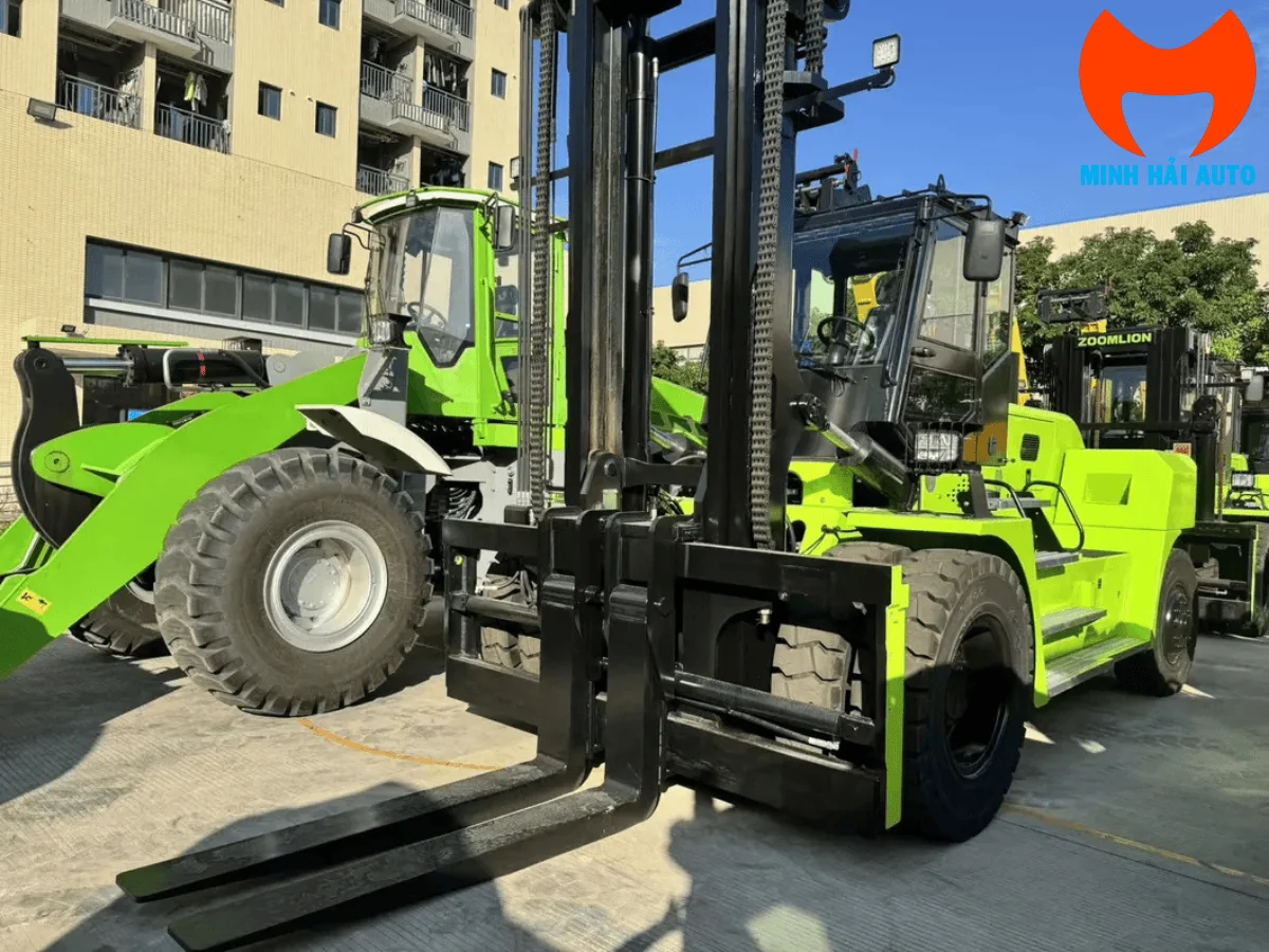 Xe nâng Zoomlion FD160Z màu xanh nhìn chéo phía trước, càng nâng hạ thấp