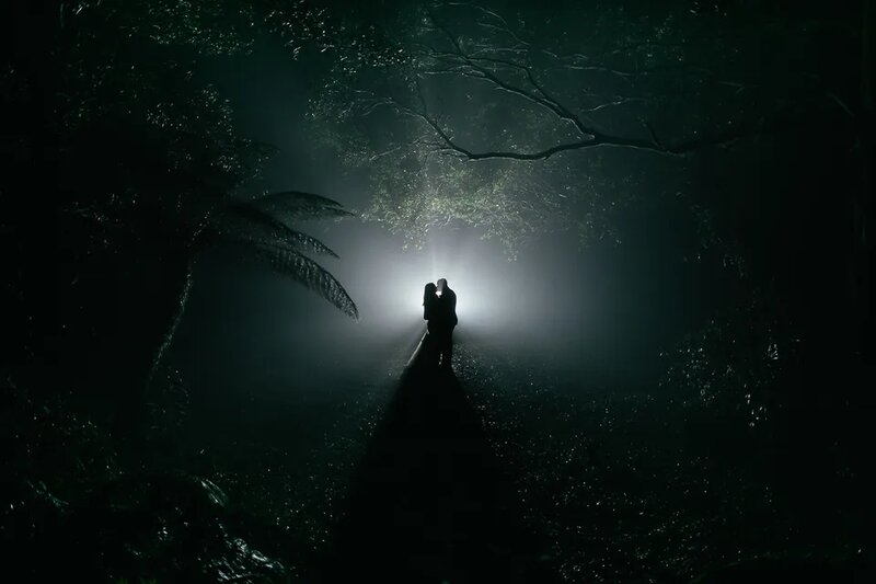 Ảnh cưới ngoại cảnh buổi đêm - Phá cách để có album cưới đẹp mắt