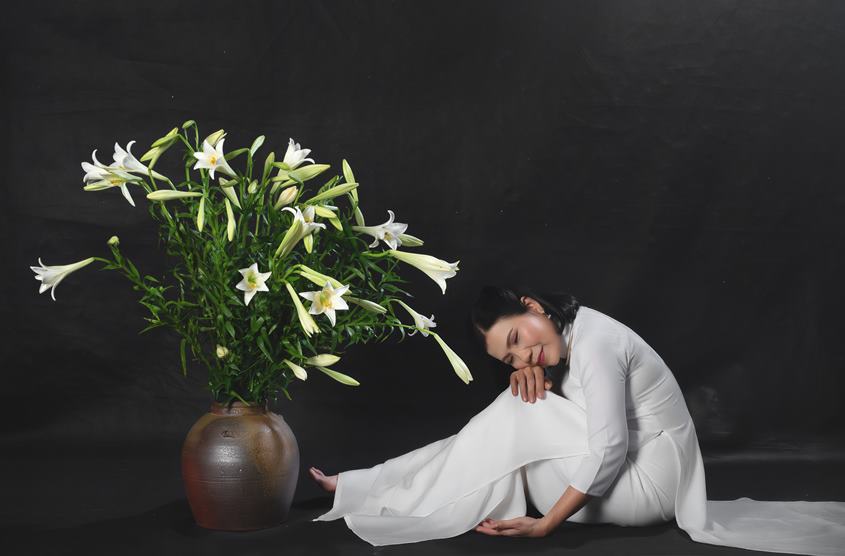 Chụp ảnh cùng hoa loa kèn đẹp tháng 4 trong studio Yêu Media Hà Nội: cô Hà