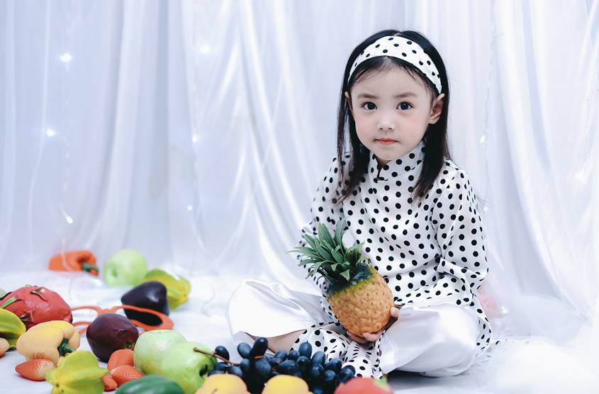 Bộ ảnh của cô bé lai Việt - Lào đẹp như thiên thần tại studio ảnh viện gia đình Hà Nội