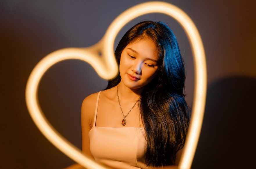 Chụp hình với đèn Neon trong studio xinh lung linh: bạn Hương Nguyễn