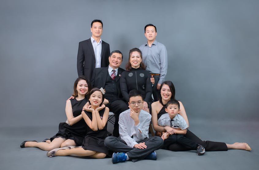 Chụp ảnh gia đình đẹp trong studio tại Hà Nội, phông ghi đơn sắc trang nhã: nhà chị Trang