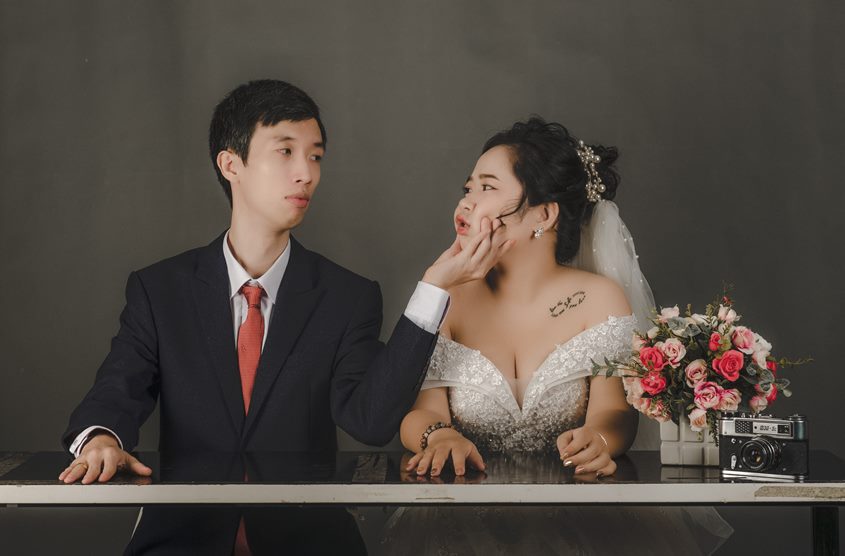Chụp ảnh cưới Hàn Quốc là một trải nghiệm độc đáo đến từ đất nước kim chi. Với phong cách trang điểm tinh tế và trang phục truyền thống, hình ảnh của bạn sẽ trở nên lãng mạn và đầy cảm xúc. Hãy để chúng tôi giúp bạn lưu lại những khoảnh khắc đáng nhớ nhất trong ngày trọng đại của bạn.