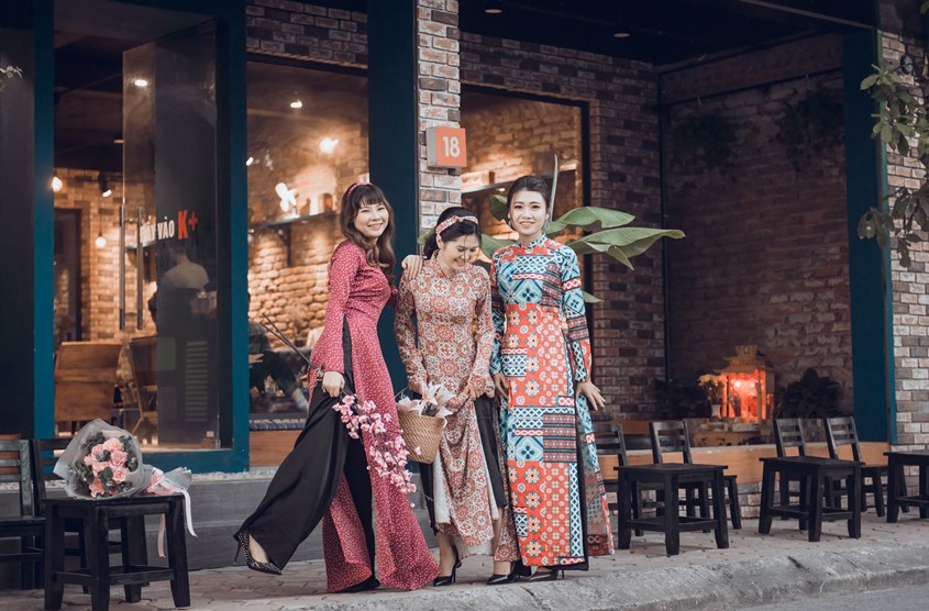 Chụp ảnh áo dài Vintage cùng bạn thân trong quán cafe Hà Nội