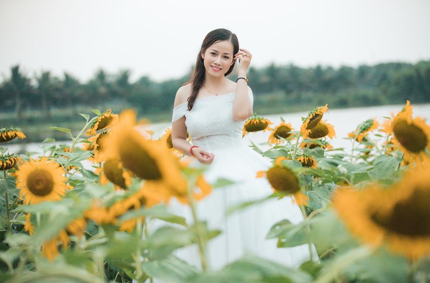 Chụp ảnh người đẹp cùng hoa hướng dương tại Hà Nội: Khánh Linh Công