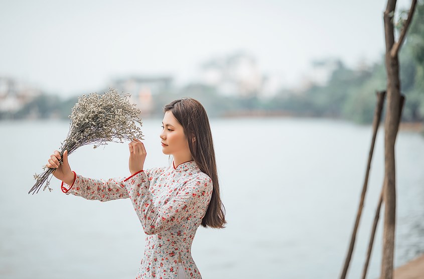 Photoshoot with Vietnamese Traditional Dress "Ao Dai" for a Chinese Tourist