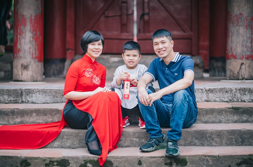 Chụp ảnh gia đình mặc áo dài truyền thống ở Văn Miếu: anh Dũng - chị Phượng