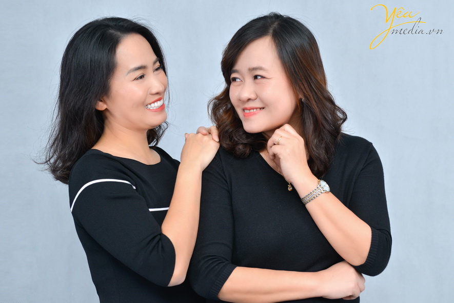Bộ ảnh hai chị em Lương Huệ - Thu Hương chụp trong studio rất duyên dáng