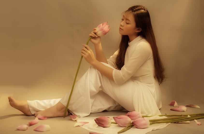 Chụp ảnh mơ màng cùng hoa sen trong studio Yêu Media: Trinh Phan