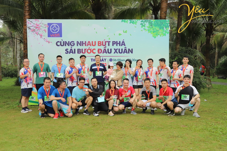 Những hình ảnh của buổi chạy marathon với chủ đề " cùng nhau bứt phá sải bước đầu xuân"