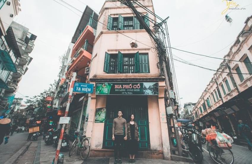 Tạ Hiện được biết đến với những quán cà phê sầm uất hàng đầu tại Hà Nội. Với không gian độc đáo và ấm cúng, đây còn là địa điểm ưa thích để chụp ảnh cưới. Bạn sẽ có những bức ảnh đặc biệt và sống động khi lưu giữ những kỷ niệm tại đường phố này.