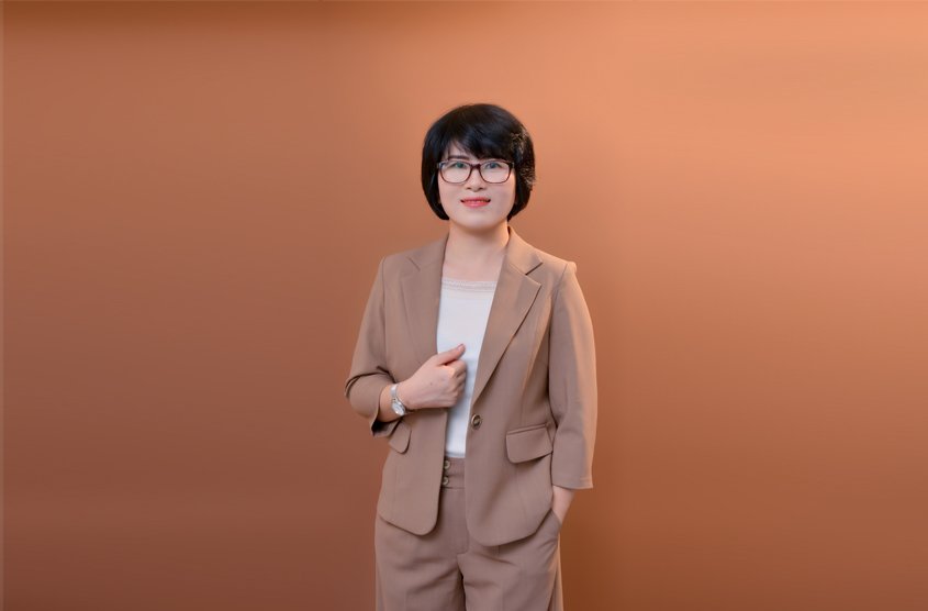 Bộ ảnh profile phong cách nhẹ nhàng lịch sự cho chị Trang