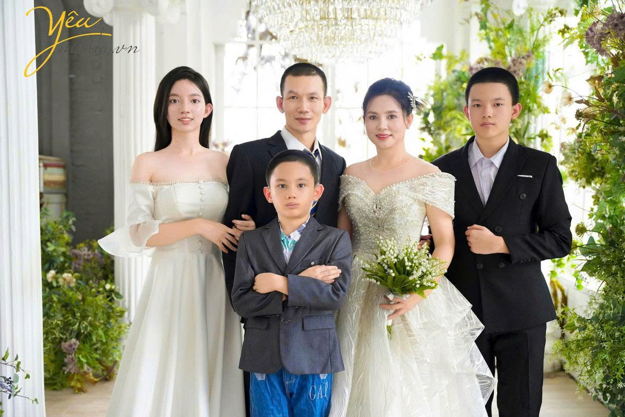 Những bức ảnh chụp gia đình tại phim trường Santorini