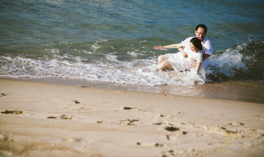chụp ảnh cưới trên bãi biển