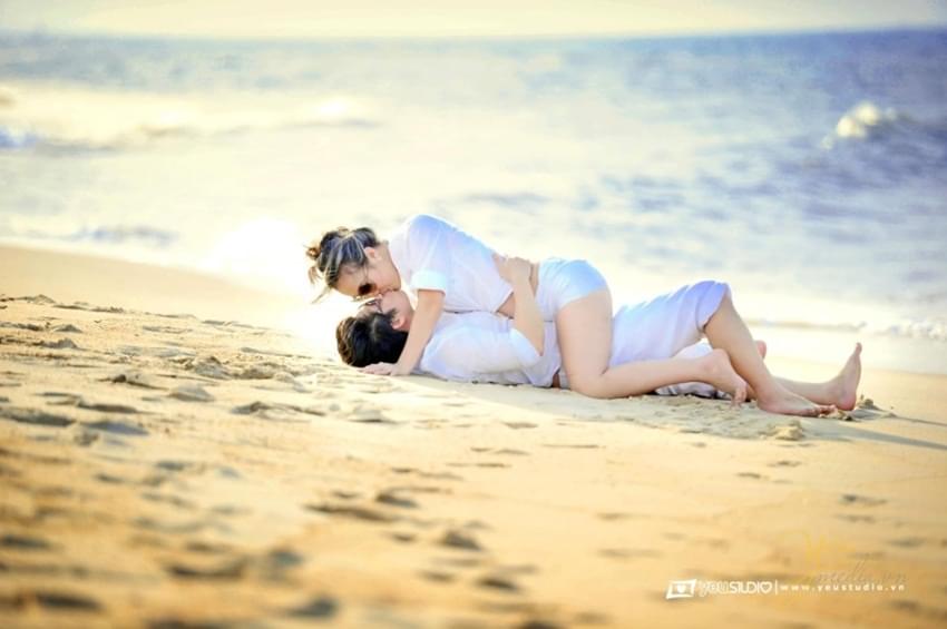 chụp ảnh cưới trên bãi biển 