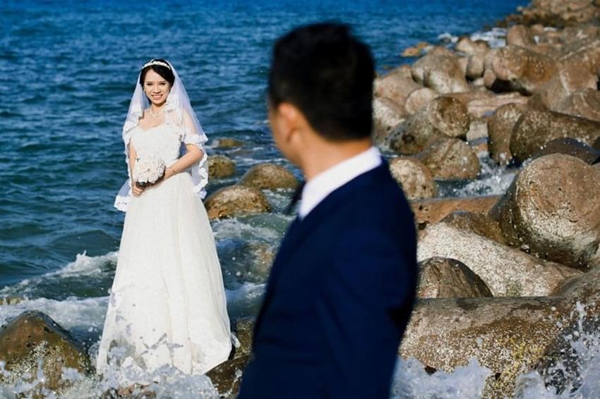 chụp ảnh cưới trên bãi biển