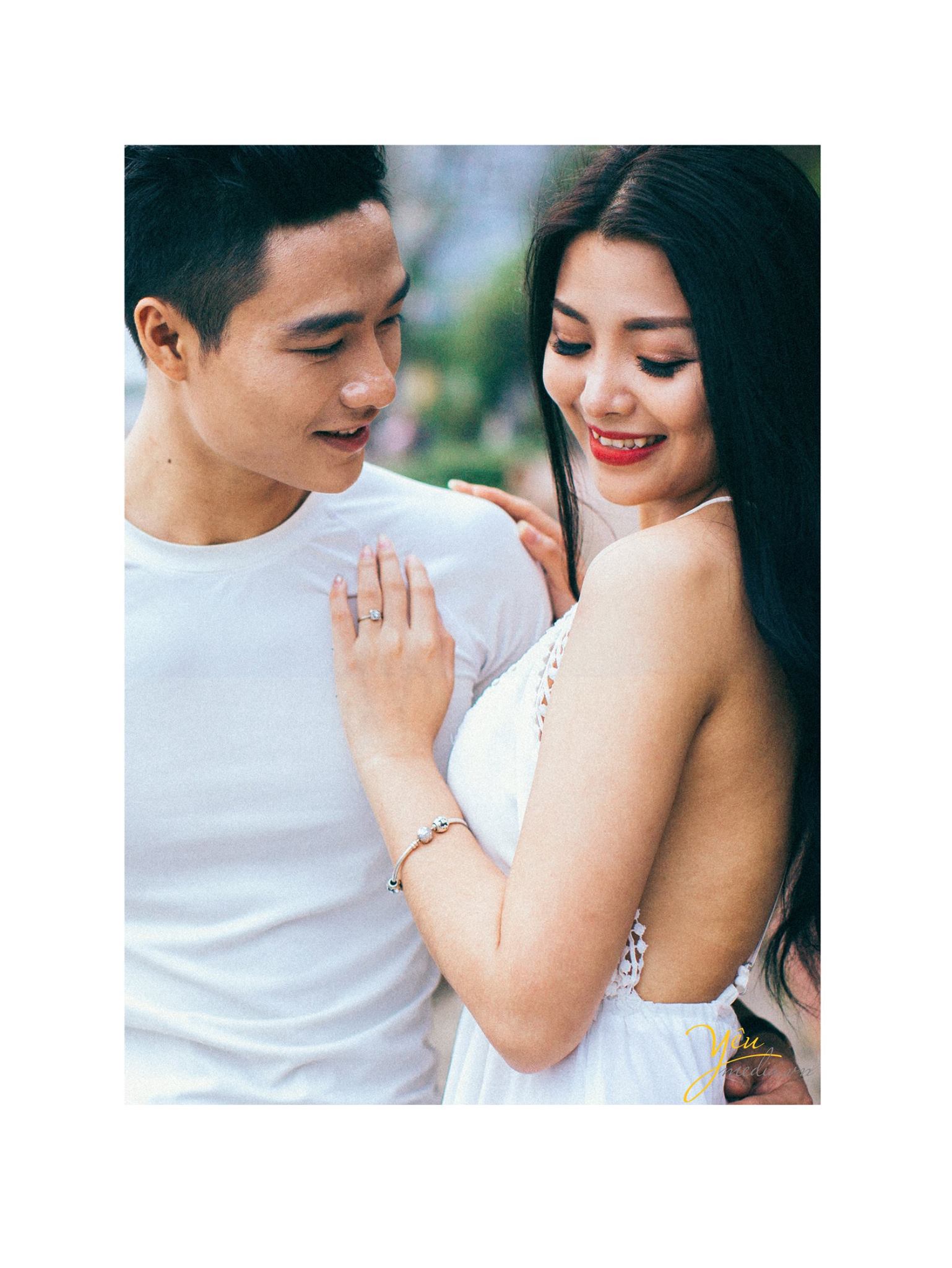 ảnh chụp cưới ngoại cảnh cô dâu bám vai chú rể tình tứ bên hồ