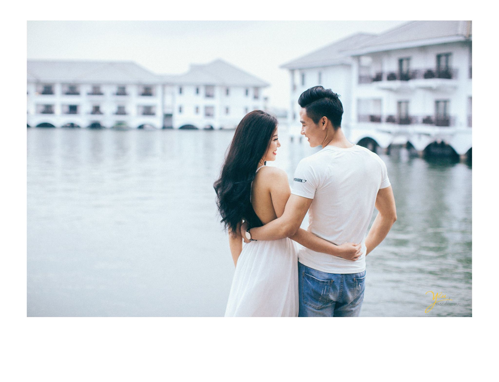 ảnh chụp phía sau lưng cô dâu chú rể