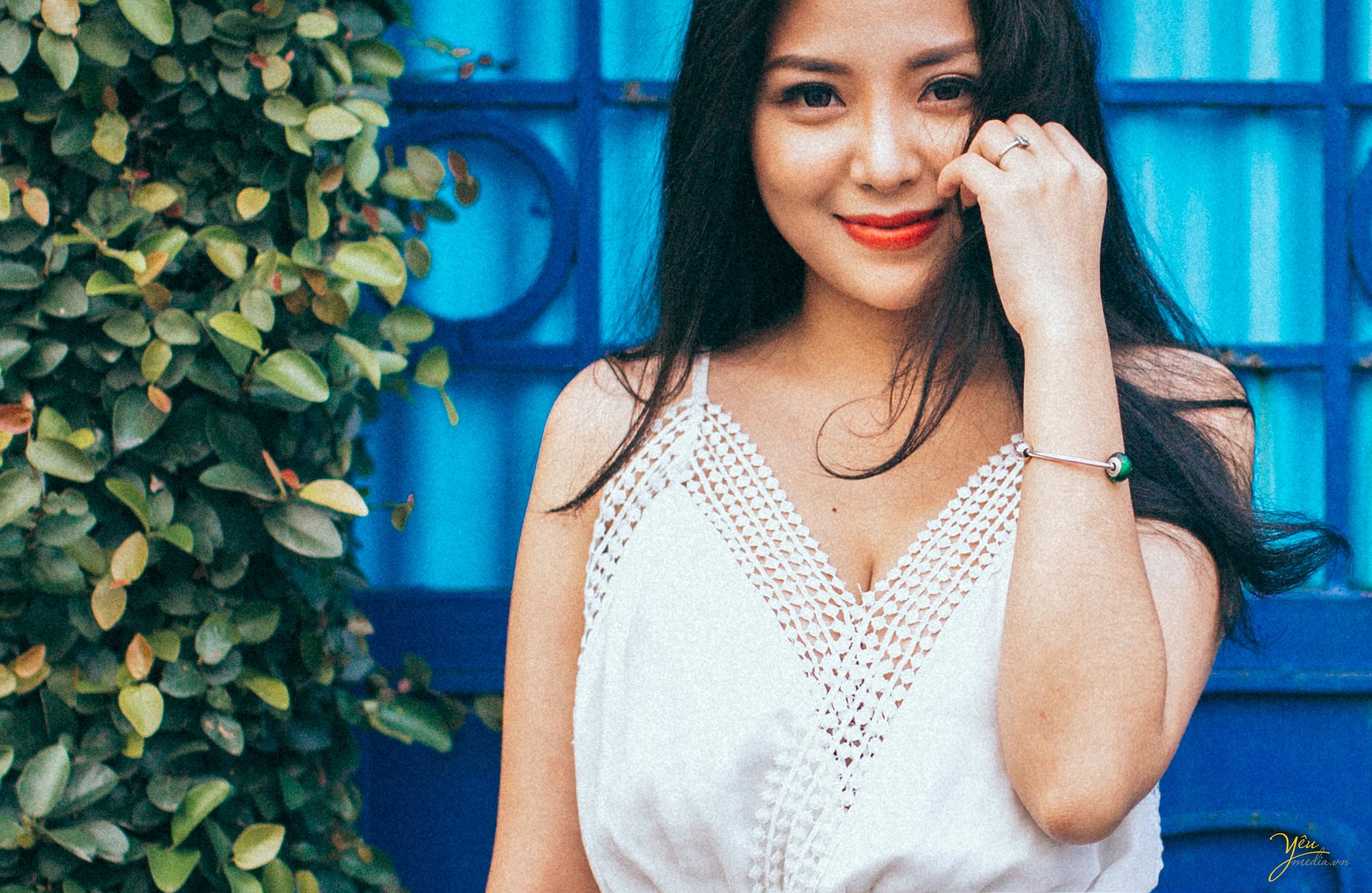 ảnh chụp cô dâu đơn đứng trước dàn cây leo bên hồ tây