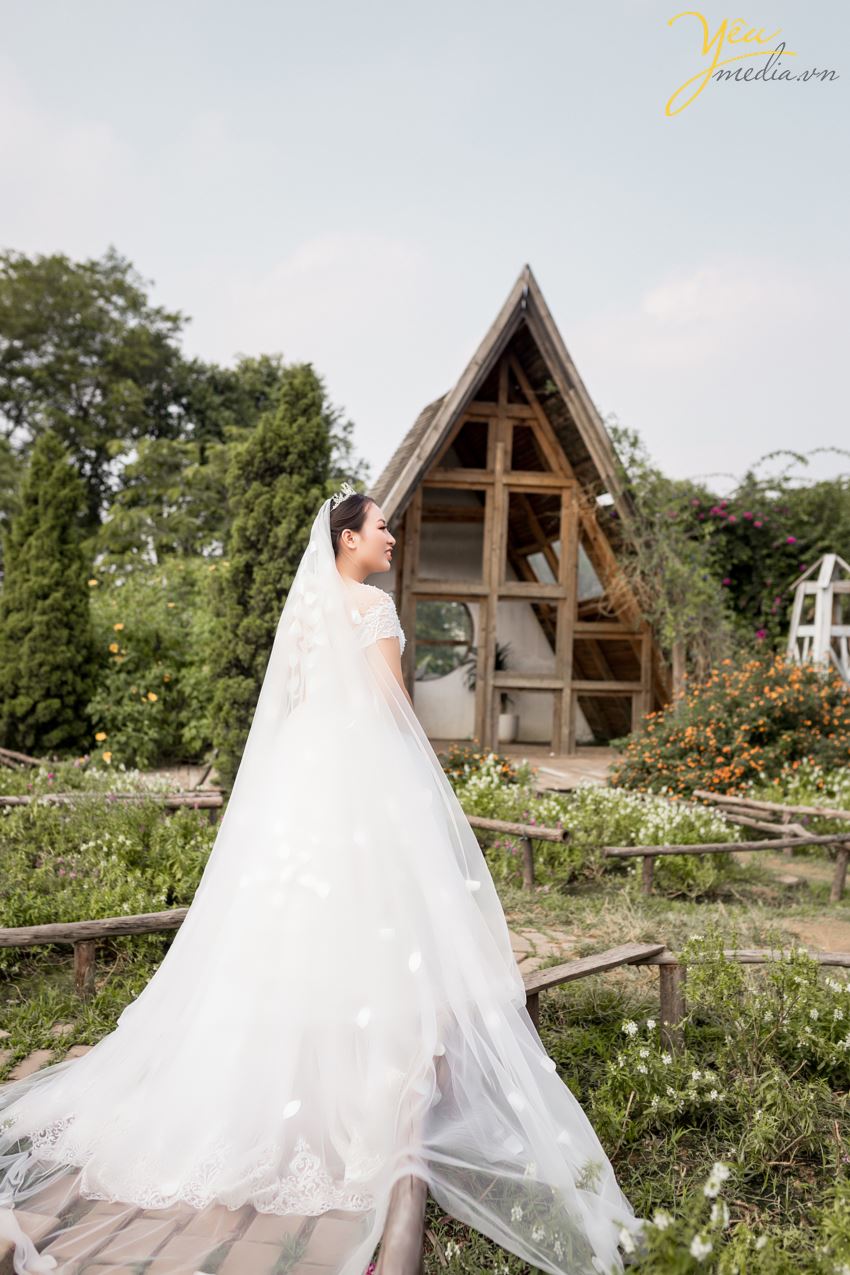 Chụp ảnh cưới trong đại học Dược Hà Nội và phim trường studio